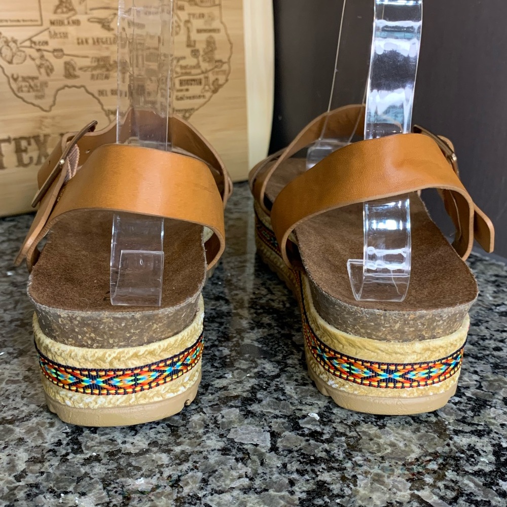 BAMBOO Lacey Tan Flatform Sandals Size 5 1/2 - Picture 6 of 10